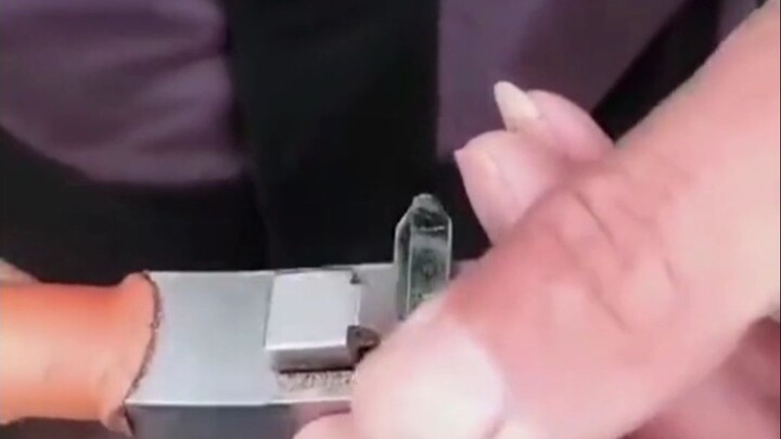 Tôi làm thợ điện mười lăm năm rồi, chỉ cần sờ tay vào là biết chỗ nào có điện.