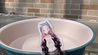 Baijian thanks and performs a basin-washing show