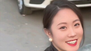 钱不好挣啊，老板娘为了生意也是够拼的，一边跳舞一边烤羊腿，想吃羊腿的赶快来