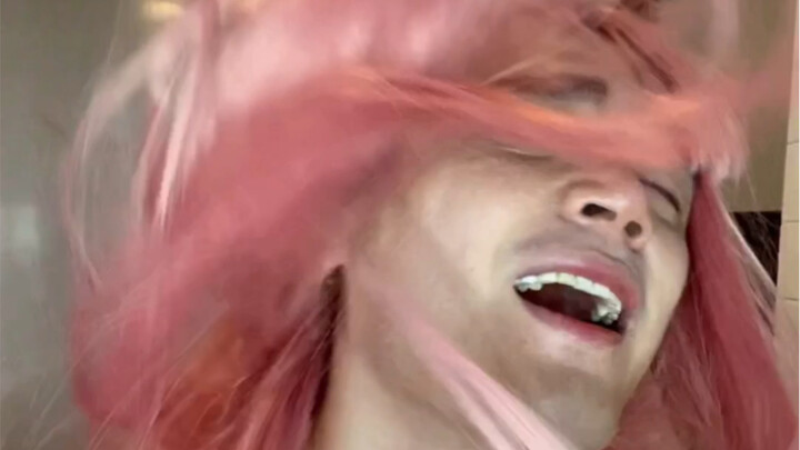 不同女团撞到脚的反应