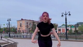 جميع أنحاء العالم يرقصون على "Naughty"، هل الجميع يعرف حركة اليد المصرية من هنا؟!
