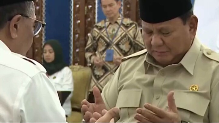 Presiden Prabowo Subianto menyerahkan zakat mal dan zakat fitrah kepada Badan Amil Zakat Nasional (B