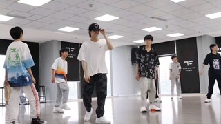 【عائلة TF】 أتمنى حقًا أن أعطي أحدهم حزامه الخاص، لقد كنت سعيدًا جدًا في الماضي لأنني كنت أستطيع رؤيت