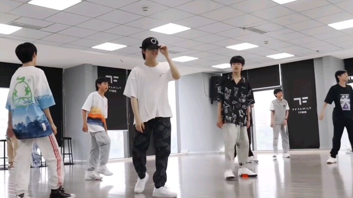 【TF家族】真想给某人把他的腰带给系上，以前我可真幸福，能看见他，他现在可真幸福，只看他的狗