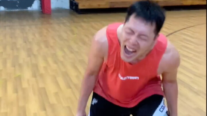 Pushing the foreign mom into a corner—this all-in, one-on-one showdown is maxed out! I’m loving this