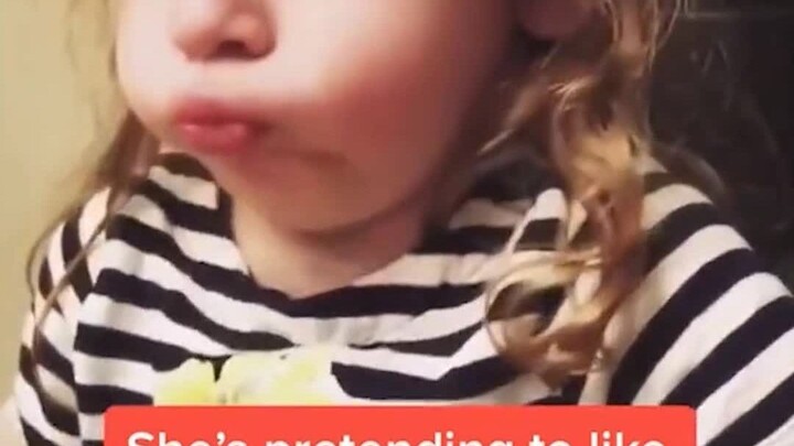 Cute and thoughtful daughter tries mom’s disastrous cooking