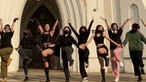 Đây có phải là cách mà người dân kpop bước đi?