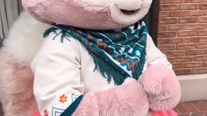 Belle playing "Red Light, Green Light" with the young lady is so adorable!!! I just want Belle to ke