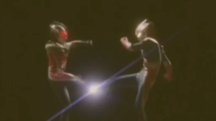 Peragaan ulang duel antara Ultraman Gauss dan Chaos