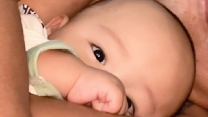 Why is the kid so well-behaved—like a toy—when they’re with their dad?