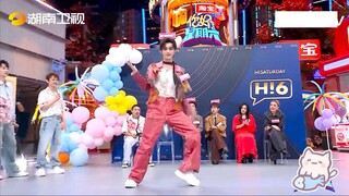 随舞是丁程鑫的统治区，丁程鑫现场跳《16shots》动作干净利落又带着超强气场。