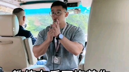 Pemandu wisata yang memesona bak hidangan lezat, si abang berotot bertubuh atletis—kontak manis di b