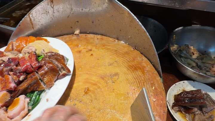 اليوم عيد ميلاد سانغ وانغ، جاء ليستبدل 100 يوان بوجبة، فجهزنا له مفاجأة صغيرة أثرت فيه كثيرًا. #شواء