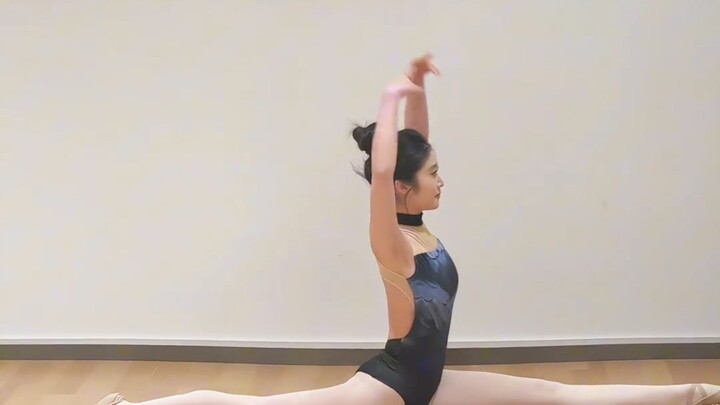 【หมายเลข 437: จางมู่หลี】สาวน่ารักโชว์ท่ายืดขาเป็นเส้นตรง — “โครงการสะสมสาวหน้าตาดีทั้งเน็ต”