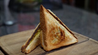 แซนด์วิชปิ้งใส้กะหรี่ grilled sandwich with stir fried curry powder potato