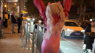 【توومان】 هل أصبح الانتظار هكذا شائعًا الآن عند ركوب الحافلة؟؟