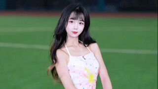 هيا بنا نلتقط هذه الزميلة الأكبر التي ترقص الـrollin في ملعب جامعة الشعب