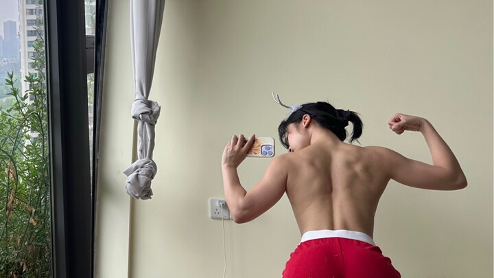 Vừa tập gym vừa dọn dẹp, kỹ năng đầy đủ.