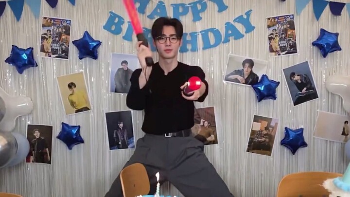 ฮวาจื่ออยู่ดีๆ ก็หยิบไม้คอนดักเตอร์ขึ้นมา แล้วเริ่มเต้นเพลง Supernova