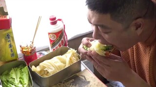 在东北坐火车会说话就饿不着……