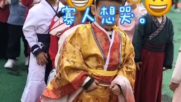 เมื่อคุณครูให้เด็กๆ ใส่ชุดฮั่นฝูไปโรงเรียน