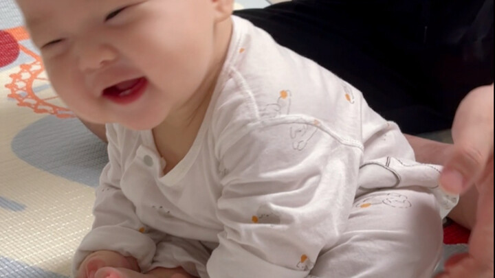 Who else gets it? I ended up with a baby who’s super full of contrasts!