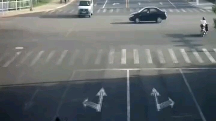 At an intersection, a van rolled over 360 degrees; a female motorcyclist waiting at the traffic ligh