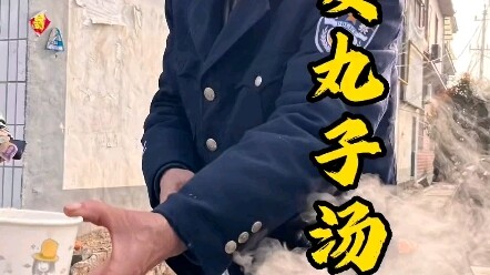 Brother Bo’ai Makes Instant Noodles with Beef Meatballs on a Unicycle—A Unique Flavor! Big Slices of