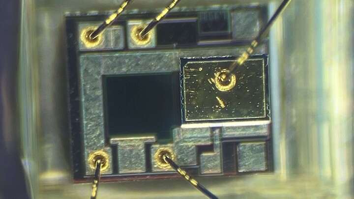 🔬 Zoom Extremo al Láser de una Consola Legendaria
