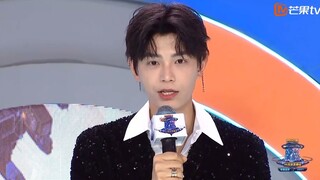 【丁禹兮跨年后台采访-上海话送祝福】