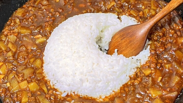 Potato lovers, rejoice! Fish-flavored mashed potatoes mixed with rice—creamy, sticky, and absolutely