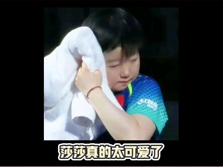 Sasha tidak menyangka yang membagikan penghargaan adalah guru kelasnya. Meme-nya pun langsung bermun