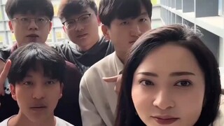 当男生在共同好友面前突然官宣，好友们的反应不要太真实了