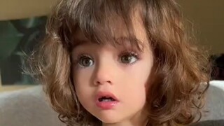 Những cô gái sinh đôi người Li-băng thường bị đối xử như búp bê