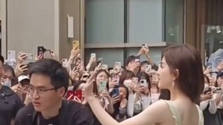 Netizen "Zhao Lusi" dan "kurus tapi tidak gemuk" mengatakan bahwa Zhao Lusi sangat cantik hari ini!