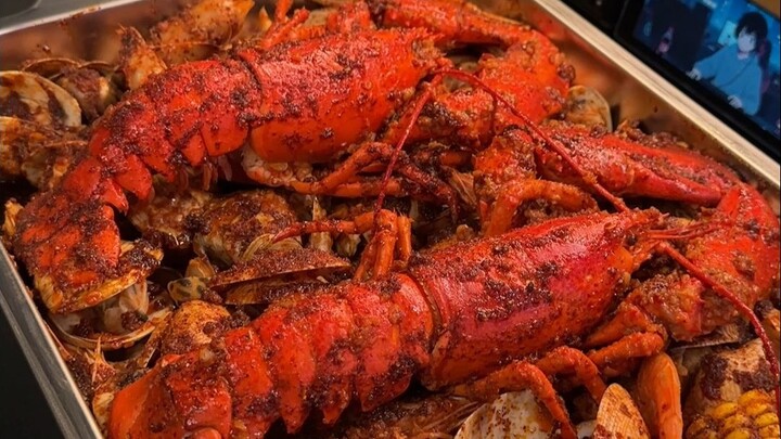 Tonight’s late-night snack is a simple American-style hand-picked seafood feast.