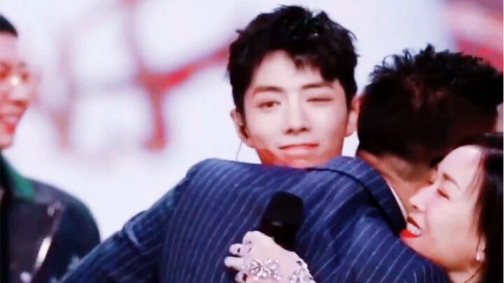 【شياو زان · احتفال رأس السنة على قناة شرق الصين】 الطفل الذي عانى من الظلم في الخارج عاد إلى المنزل… 