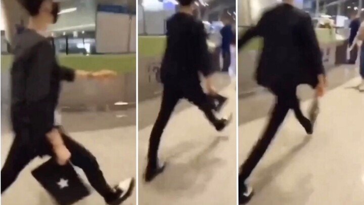 【Vương Nhất Bác】Chưa từng thấy ở sân bay, vội đi WC đến mức bước đi như xoạc chân! Cẩn thận đừng xem