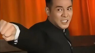استعرض جيت لي مهاراته في الخارج، وأبهر الأجانب الحاضرين لدرجة أنهم شعروا وكأنهم يعودون إلى جذورهم.