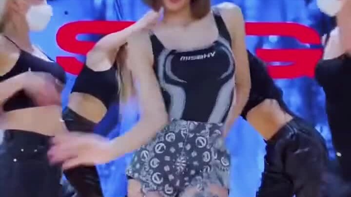 Lisa's dance is also the main dancer of the 97-year-old team. You can pick it out by watching it onc