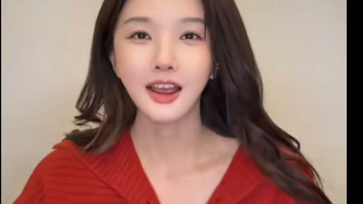 วังxiao grass :ในประเทศจีนเราไม่พูดว่าขอแสดงความยินดีกับความมั่งคั่ง王小草:在中国我们不说恭喜发财