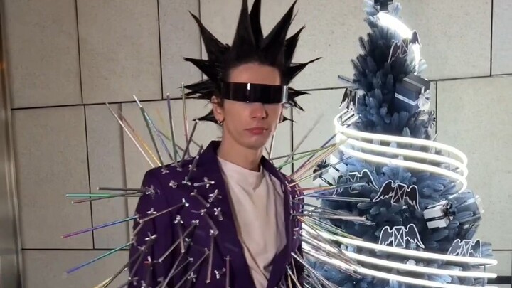 Mặc bộ đồ nhím biển của mình ra ngoài đón giao thừa đây