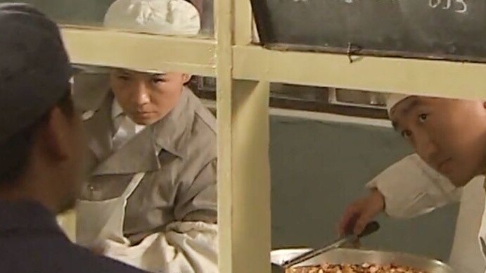 Kantin diam-diam menaikkan harganya, dan seporsi Ayam Kung Pao dijual seharga 2 sen! Para pekerja be