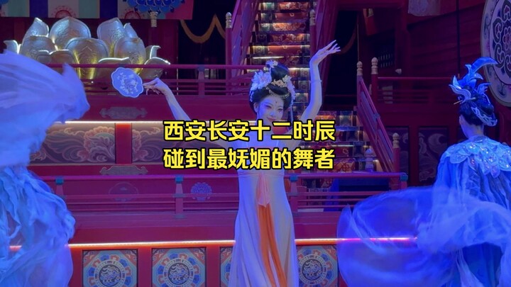 คืนวสันต์แสนสั้น ตะวันสูงจึงลุกขึ้น จากนั้นองค์ฮ่องเต้ก็มิได้เสด็จออกว่าราชการแต่เช้า อู่หลิงอี้ซิน: