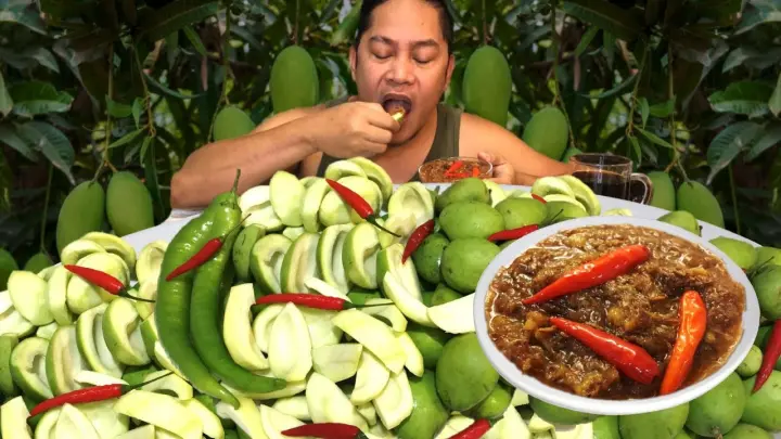 MANGGANG HILAW! SPICY BAGOONG ALAMANG! GIANT SILI! Filipino Food. Mukbang! Sour Green Mango!