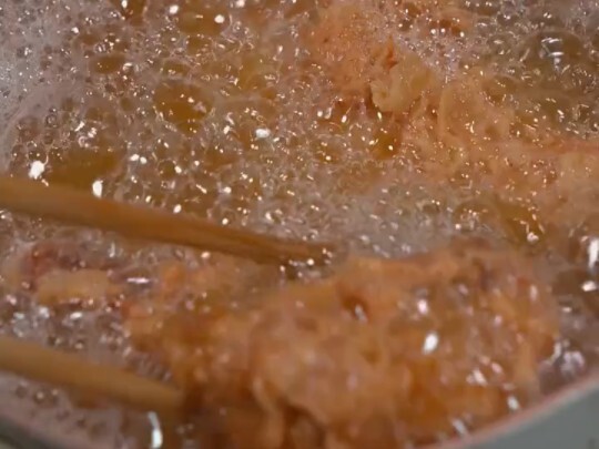 Người phụ nữ không cho cậu bé mà lại cho con gà đùi "Món ngon"