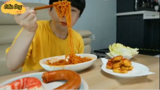 Mì xào ăn cùng thanh cua, xúc xích lớn... phần 5 #mukbang