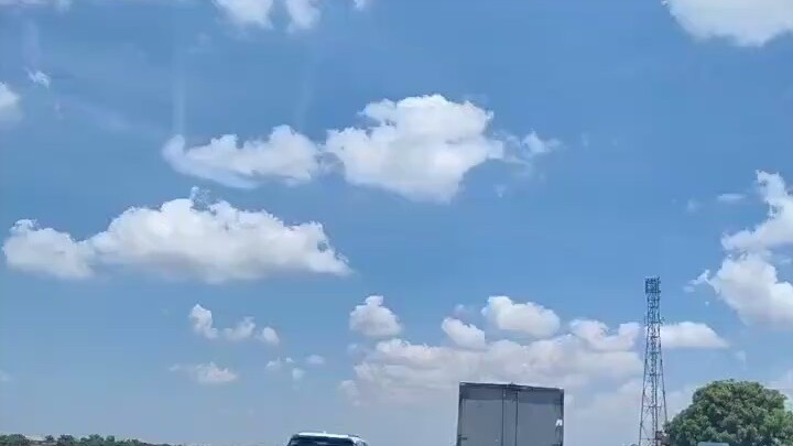 今天又是笼罩一層灰蒙蒙的雾气，感觉天空浸染在一片苍茫的灰暗之中