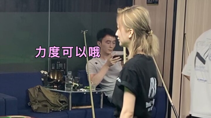 “Partai Biliar Jalanan” dengan Pelayan: Rutinitas Bermain Biliar