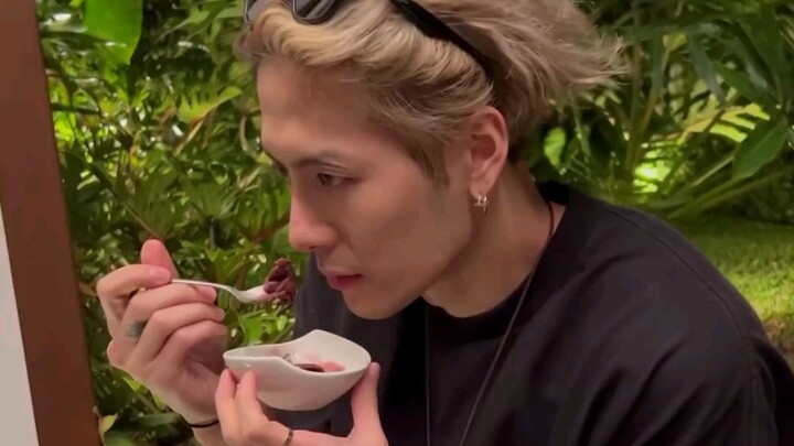 Phản ứng của Jackson Wang khi ăn món ngon...